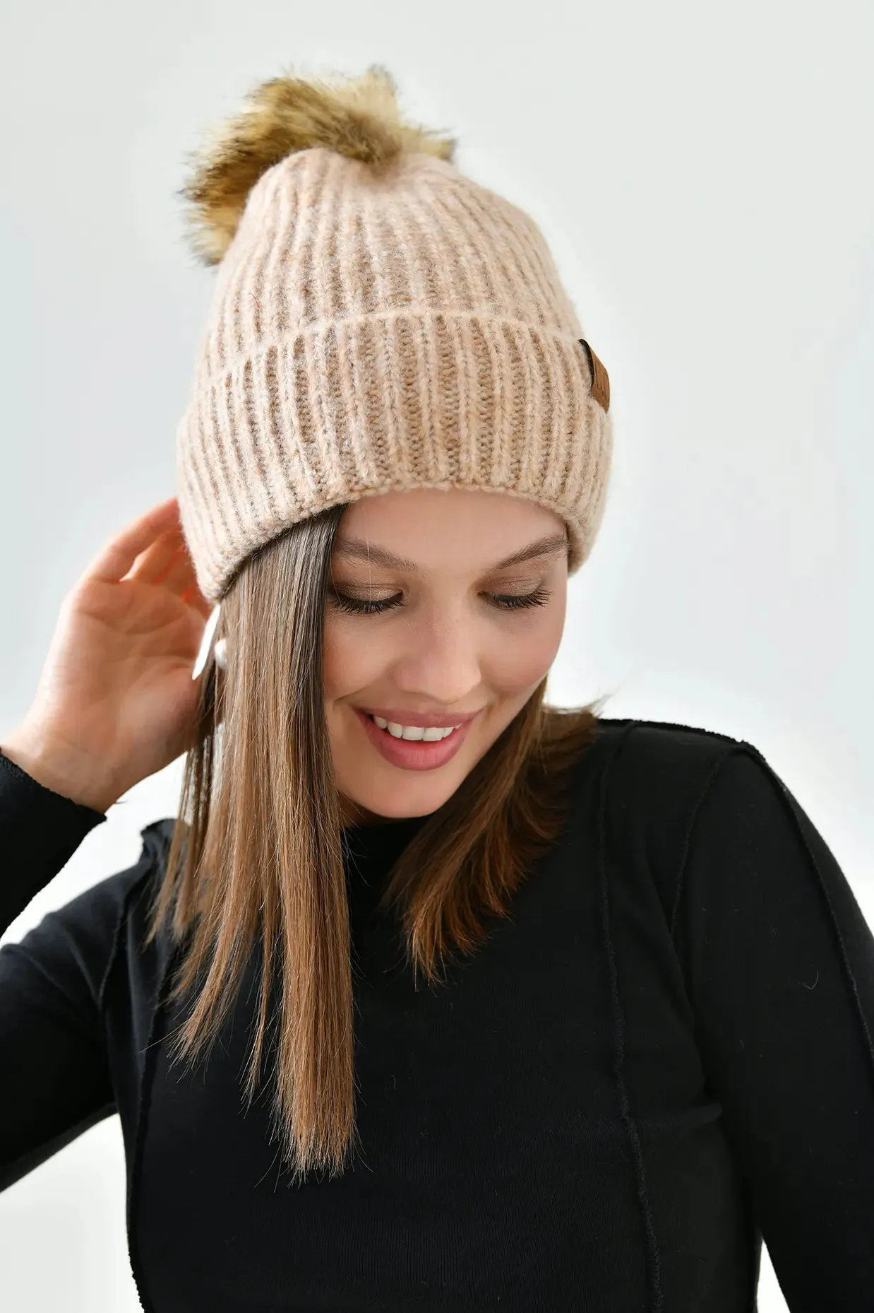 FUR DETAILED KNIT HAT - BEIGE